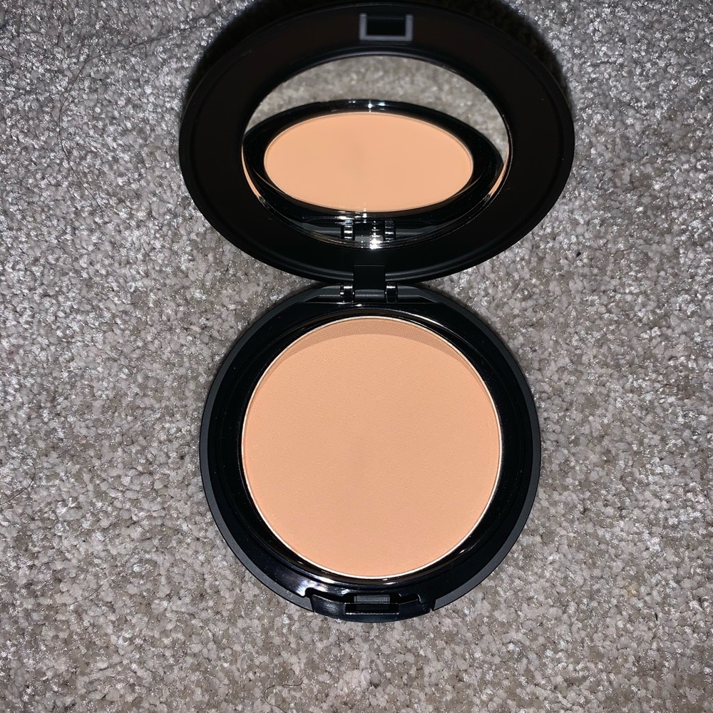 BH COSMETICS MATTE PRESSED POWDER (235)
